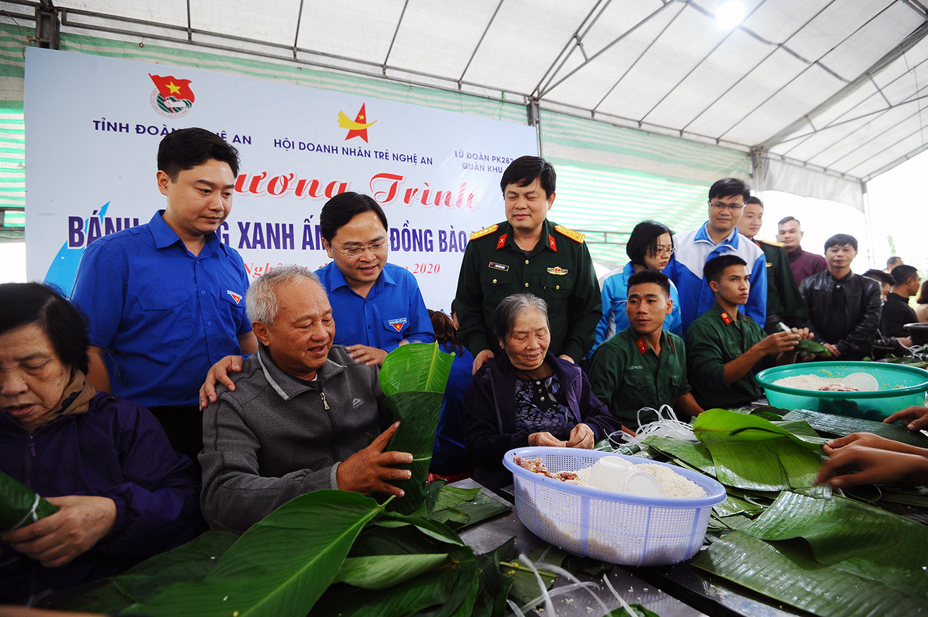 Anh Nguyễn Anh Tuấn động viên, sẻ chia người dân, đoàn viên thanh niên gói bánh chưng chi viện đồng bào miền Trung bị lũ lụt. T.Ư Đoàn hỗ trợ bà con vùng lũ tại Quân khu 4 ảnh 3