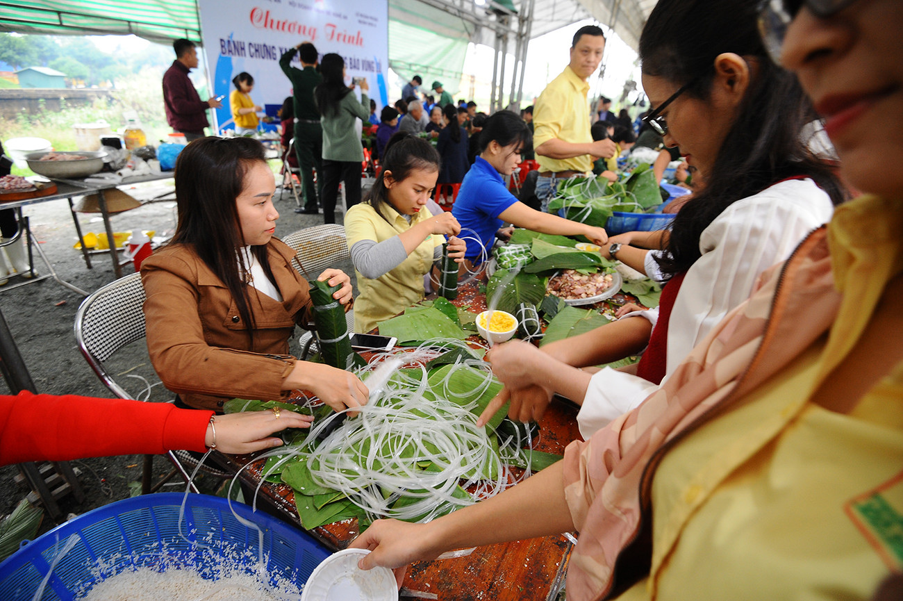 Chương trình "Bánh chưng xanh ấm lòng đồng bào vùng lũ" do Tỉnh Đoàn Nghệ An, Hội Doanh nhân trẻ Nghệ An, Lữ đoàn PK283 Quân khu 4 tổ chức. Anh Nguyễn Anh Tuấn tặng quà động viên BTC chương trình. T.Ư Đoàn hỗ trợ bà con vùng lũ tại Quân khu 4 ảnh 4