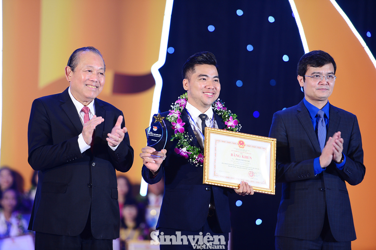 Phó Thủ tướng thường trực Trương Hòa Bình và anh Bùi Quang Huy, Bí thư T.Ư Đoàn, Chủ tịch T.Ư Hội Sinh viên Việt Nam trao bằng khen tuyên dương nhà giáo trẻ tiêu biểu. Mỗi tấm gương thầy, cô giáo trẻ tiêu biểu là một câu chuyện đẹp ảnh 1