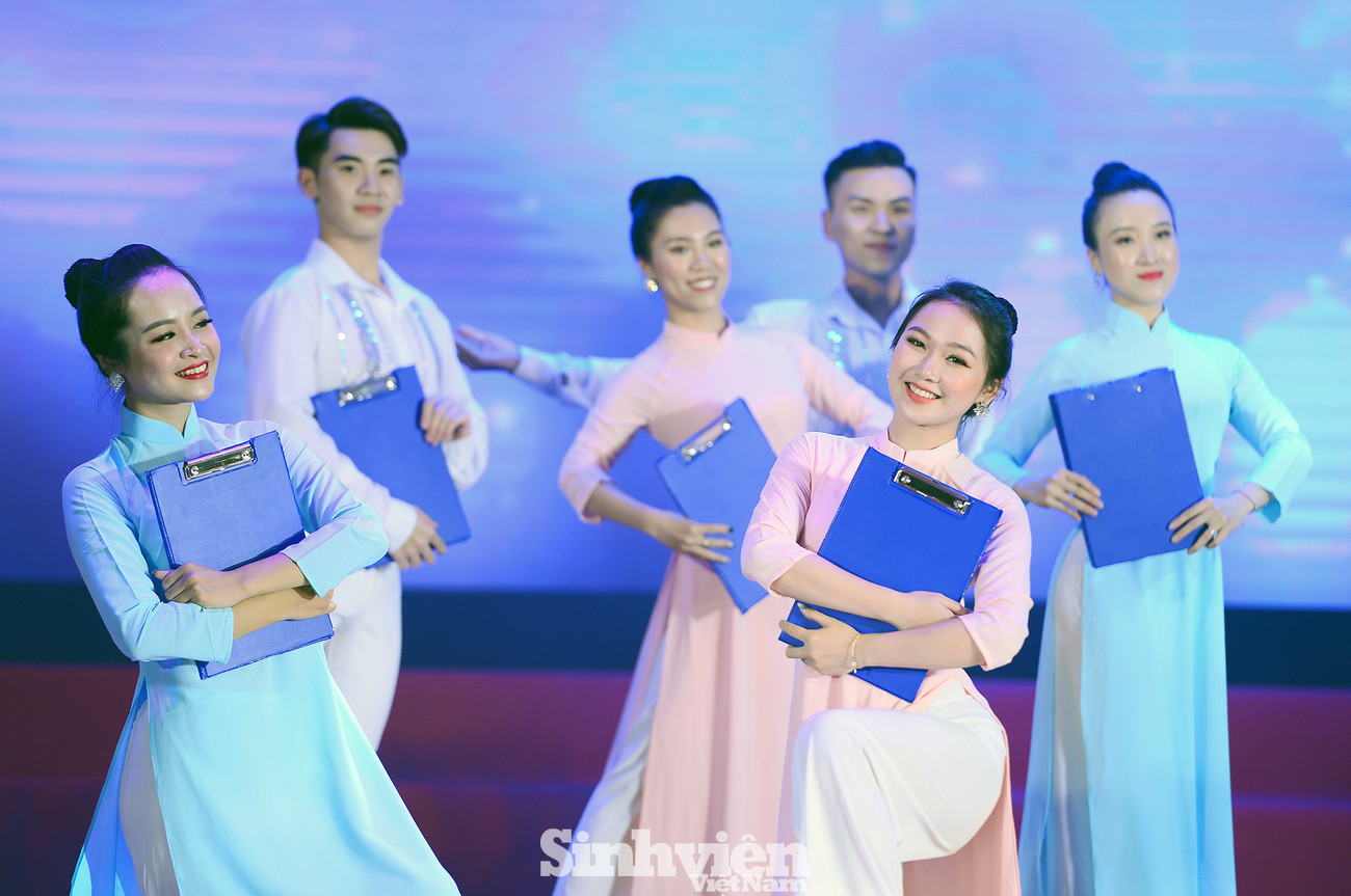 Những hình ảnh giáo viên trẻ trên mọi miền Tổ quốc được tái hiện lại tại Lễ trao giải. Mỗi tấm gương thầy, cô giáo trẻ tiêu biểu là một câu chuyện đẹp ảnh 5
