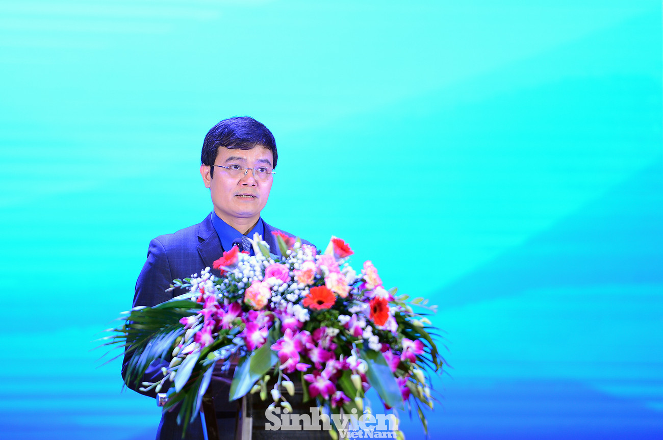 Anh Bùi Quang Huy, Bí thư T.Ư Đoàn, Chủ tịch T.Ư Hội Sinh viên Việt Nam phát biểu tại buổi Lễ. Mỗi tấm gương thầy, cô giáo trẻ tiêu biểu là một câu chuyện đẹp ảnh 4