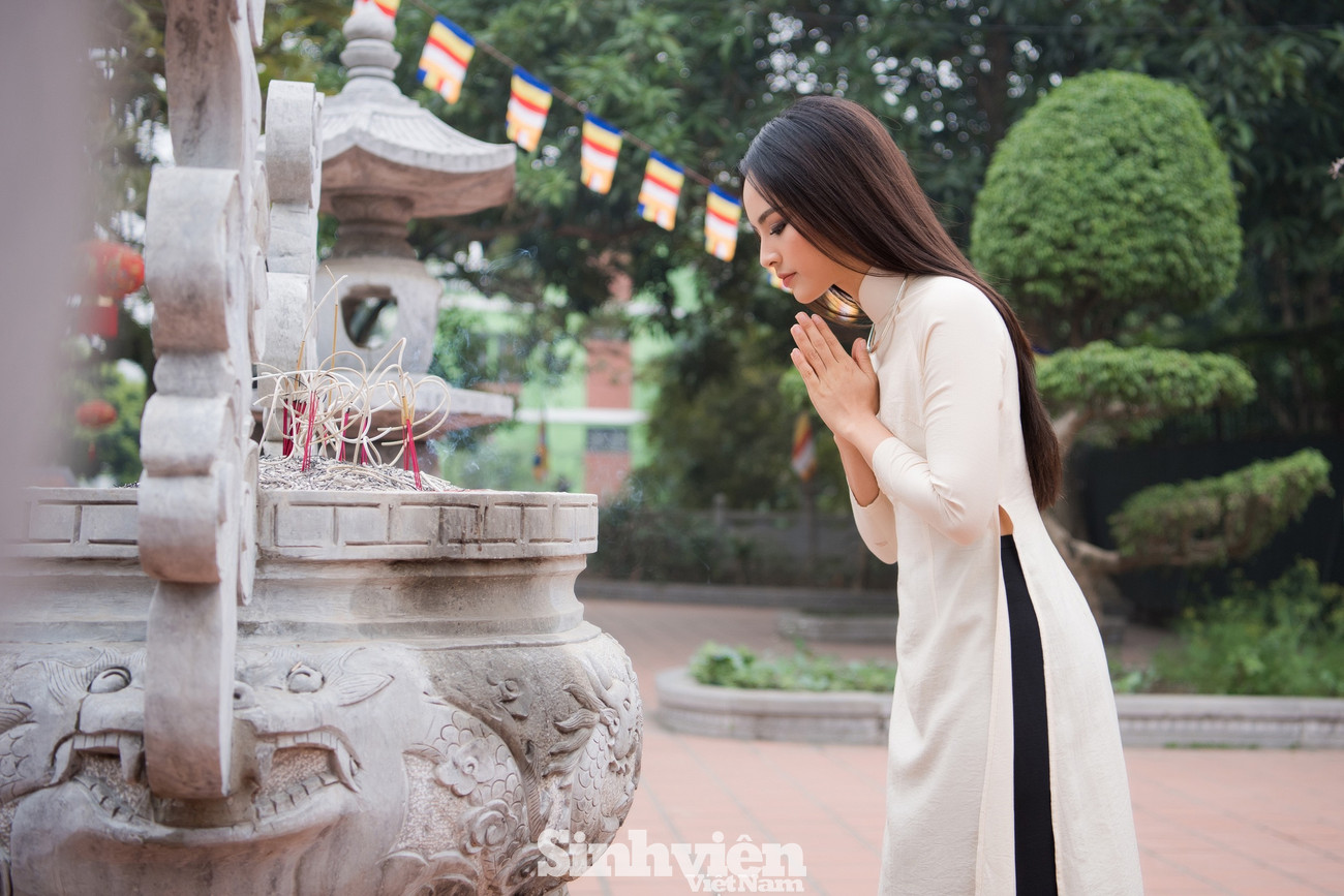Trước khi đến với cuộc thi Hoa khôi Sinh viên Việt Nam, Quỳnh Nga từng đoạt giải Hoa khôi Tài năng của trường ĐH Ngoại thương 2015, Top 10 Hoa hậu Thế giới Việt Nam (Miss World Vietnam 2019). Miss Charm Quỳnh Nga - hơn cả một gương mặt “đẹp như nữ thần“ ảnh 9