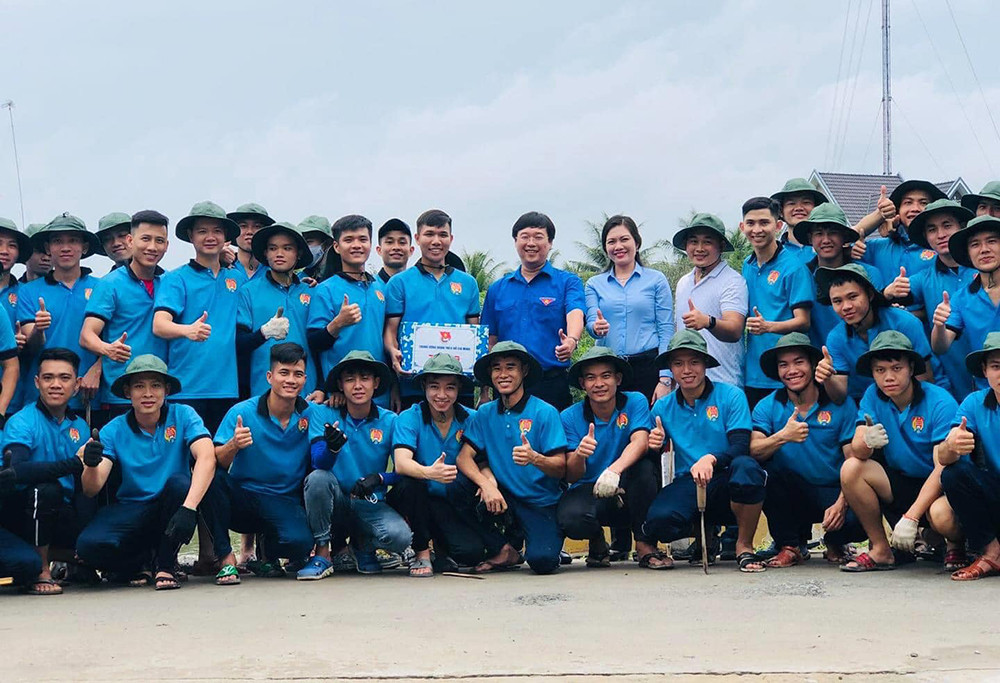 Bí thư thứ nhất T.Ư Đoàn tặng quà các chiến sỹ tình nguyện. Bí thư thứ nhất thăm, động viên chiến sỹ tình nguyện trong chiến dịch “Hành quân xanh” ảnh 3
