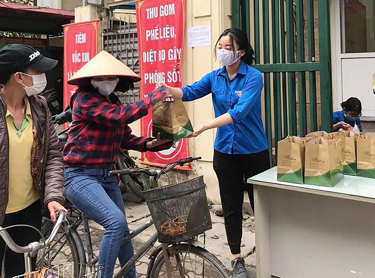 Đoàn viên, thanh niên quận Đoàn Thanh Xuân trao suất ăn miễn phí cho người có hoàn cảnh khó khăn. Ấm áp những suất ăn, điểm phát thực phẩm miễn phí dành cho những hoàn cảnh khó khăn ảnh 2
