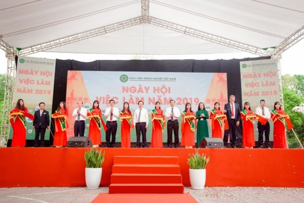 Học viện đã liên kết với nhiều doanh nghiệp tổ chức Ngày hội việc làm, thu hút sự tham gia của hàng trăm doanh nghiệp. Tài chính – Ngân hàng: Ngành học luôn khát nhân lực ảnh 4
