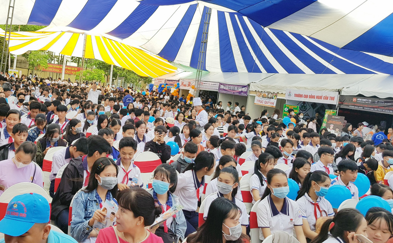 Đông đảo thanh niên, học sinh, sinh viên đến tham dự ngày Hội. Vừa qua, Thủ tướng Chính phủ đã ban hành Chỉ thị 24 "về đẩy mạnh phát triển nhân lực có kỹ năng nghề, góp phần nâng cao năng suất lao động và tăng năng lực cạnh tranh quốc gia trong tình hình mới", trong đó Thủ tướng đã giao các bộ, ngành một số giải pháp để đạt mục tiêu phát triển giáo dục nghề nghiệp, hỗ trợ tài chính cho đào tạo nghề. Hằng năm, có khoảng 2,2 triệu học sinh, sinh viên học giáo dục nghề nghiệp tốt nghiệp. Học sinh, sinh viên sau khi tốt nghiệp có cơ hội việc làm và thu nhập sau học nghề cũng rất tốt. Năm 2019, có tới 85% học sinh, sinh viên sau khi học nghề ra trường có việc làm; thậm chí có bạn sinh viên giỏi đang học năm nhất, năm hai đã có việc làm; lương khởi điểm bình quân của sinh viên trường nghề cũng được cải thiện, từ 7 – 10 triệu đồng. Sôi động Ngày hội Tư vấn hướng nghiệp dành cho học sinh ảnh 4