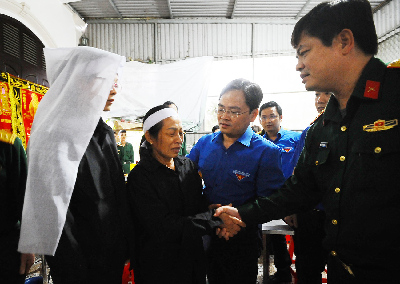 Anh Nguyễn Anh Tuấn cùng đoàn công tác thăm, động viên gia đình Liệt sĩ, Thiếu tá Nguyễn Cảnh Cường. T.Ư Đoàn hỗ trợ bà con vùng lũ tại Quân khu 4 ảnh 1