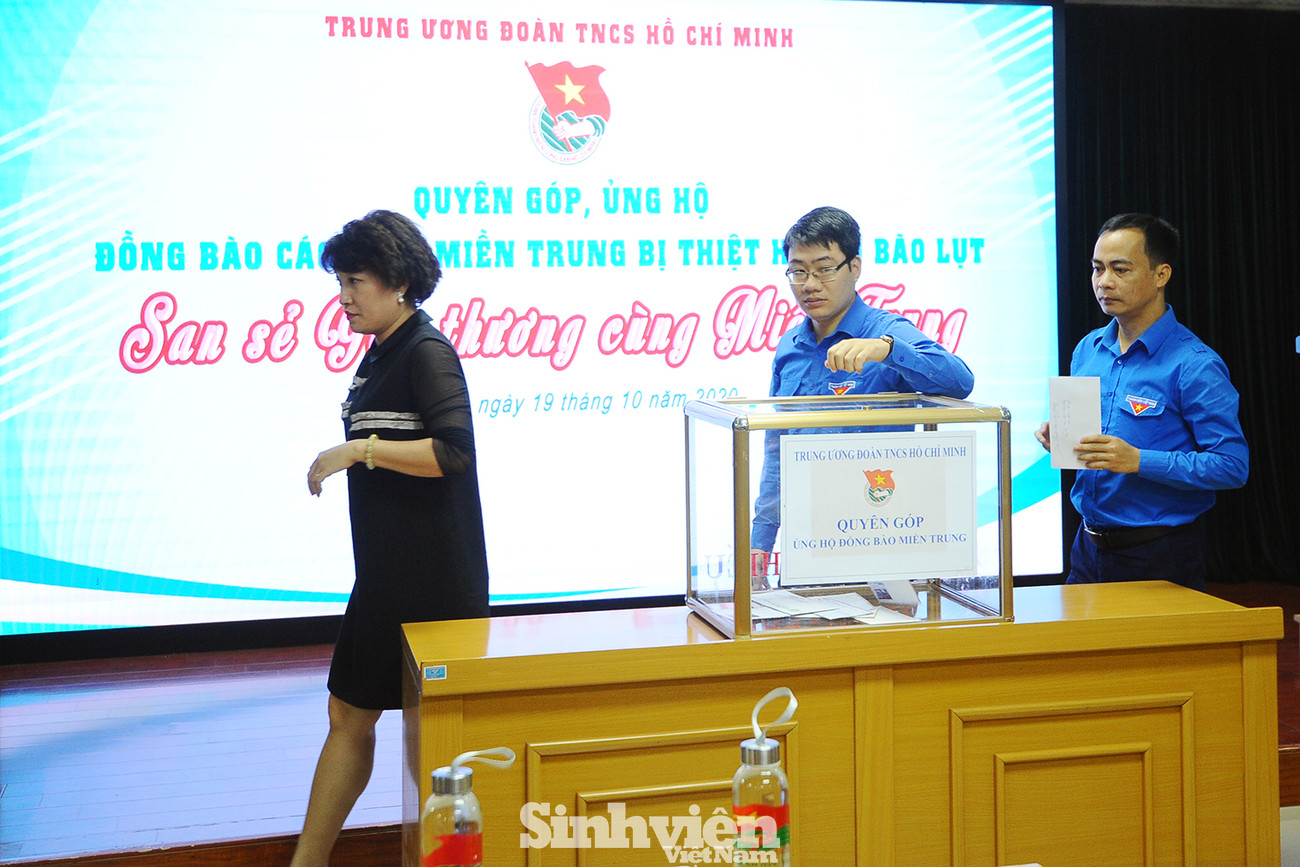 Tại chương trình, các đơn vị, cá nhân quyên góp tiền cùng vật phẩm. T.Ư Đoàn quyên góp ủng hộ đồng bào miền Trung hơn 20 tỉ đồng ảnh 2