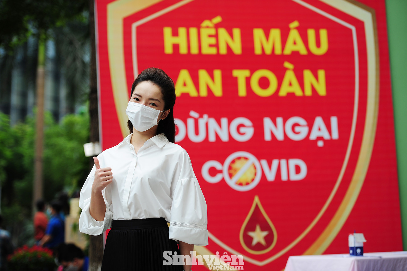 Chị Vũ Linh là đại biểu tại Diễn đàn Trí thức trẻ Việt Nam toàn cầu 2019 cùng các bạn trẻ tham gia hiến máu trong chương trình. Các nghệ sĩ Lan Hương, Tự Long, Xuân Bắc cùng tham gia hiến máu mùa COVID-19 ảnh 6