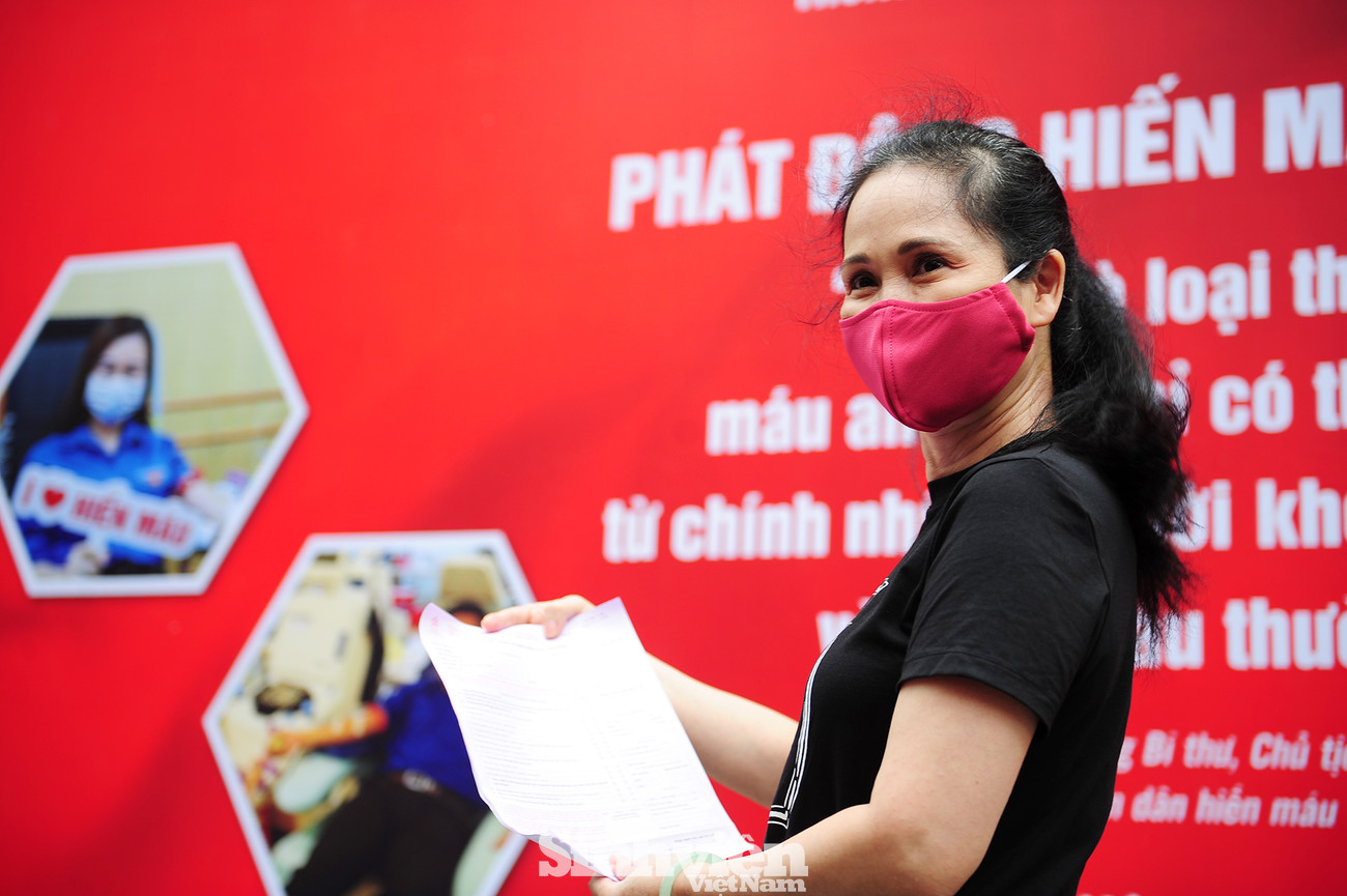 Nghệ sĩ Nhân dân Lan Hương đăng kí tham gia hiến máu tình nguyện trong ngày hội. Các nghệ sĩ Lan Hương, Tự Long, Xuân Bắc cùng tham gia hiến máu mùa COVID-19 ảnh 2