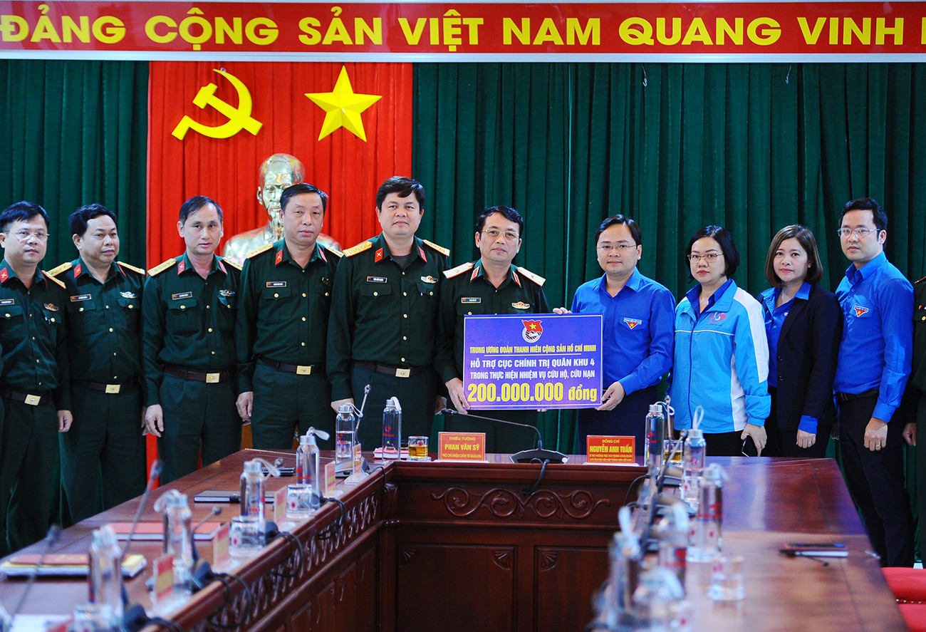 Đoàn công tác của T.Ư Đoàn tặng quà Cục Chính trị Quân khu 4. T.Ư Đoàn hỗ trợ bà con vùng lũ tại Quân khu 4 ảnh 2
