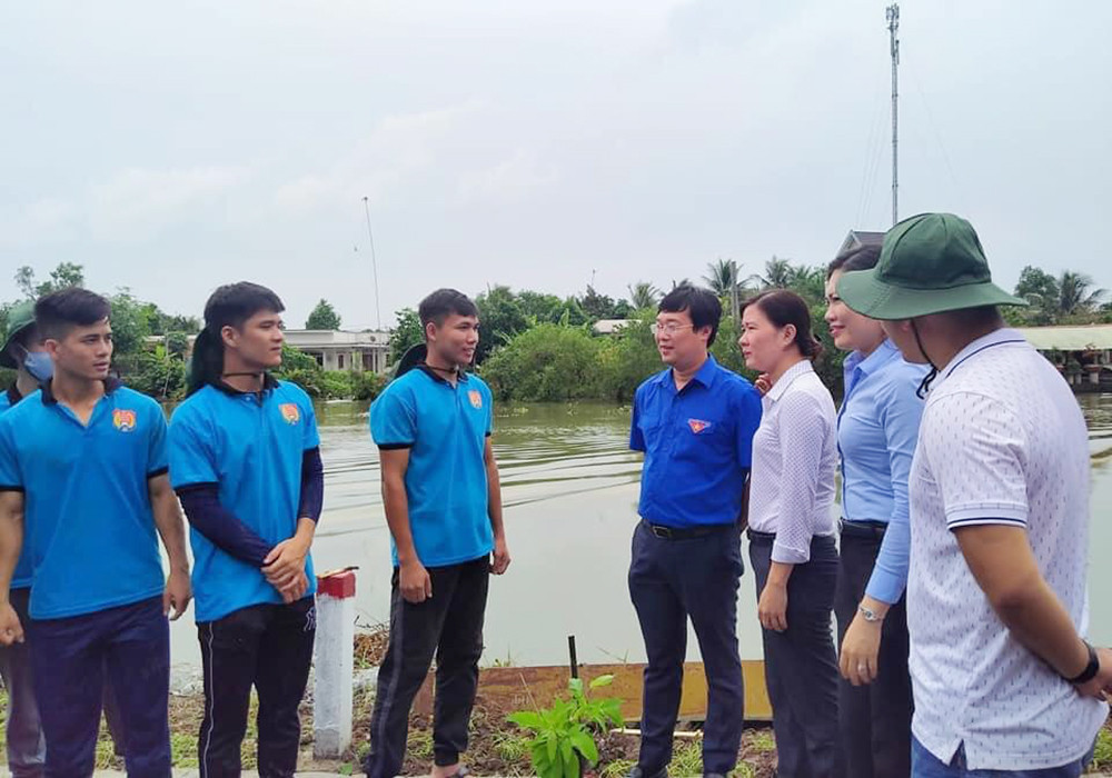 Anh Lê Quốc Phong, Uỷ viên dự khuyết T.Ư Đảng, Bí thư thứ nhất T.Ư Đoàn thăm và động viên sinh viên tình nguyện. Bí thư thứ nhất thăm, động viên chiến sỹ tình nguyện trong chiến dịch “Hành quân xanh” ảnh 1