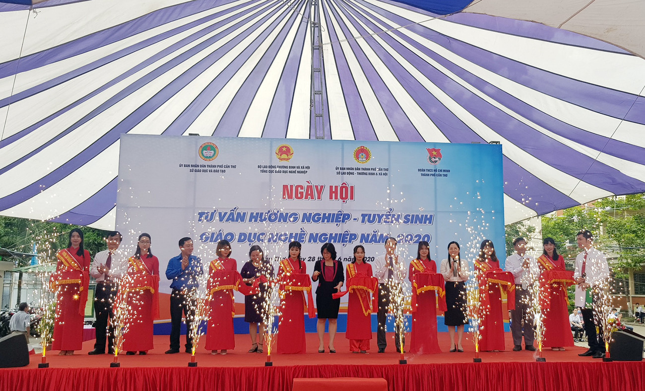Lãnh đạo các đơn vị đăng cai cắt băng khai mạc ngày hội Tư vấn, hướng nghiệp. Sôi động Ngày hội Tư vấn hướng nghiệp dành cho học sinh ảnh 1