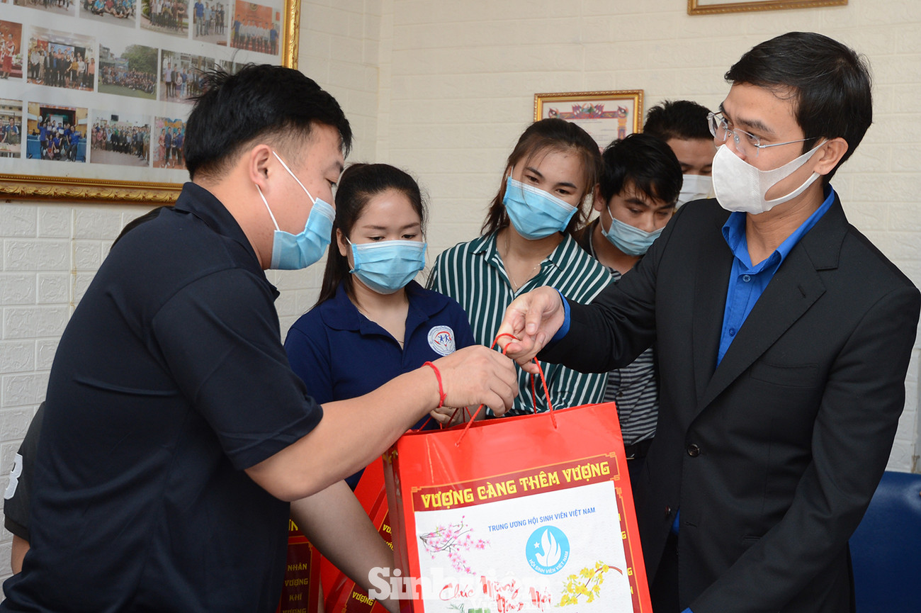 Những món quà ý nghĩa nhân dịp Tết cổ truyền của Việt Nam. Hiện tại có 72 lưu học sinh Lào đang học tập và ở lại đón Tết tại trường ĐH Giao thông Vận tải. Nhà trường đã troẻ thanh lựa chọn tin cậy cho nước CHDCND Lào anh em trong chiến lược đào tạo nguồn nhân lực chất lượng cao phục vụ xây dựng và phát triển. Đại diện BGH trường ĐH Giao thông Vận tải thông tin tại buổi gặp gỡ. T.Ư Hội Sinh viên thăm và tặng quà lưu học sinh Lào nhân dịp Tết Tân Sửu 2021 ảnh 4