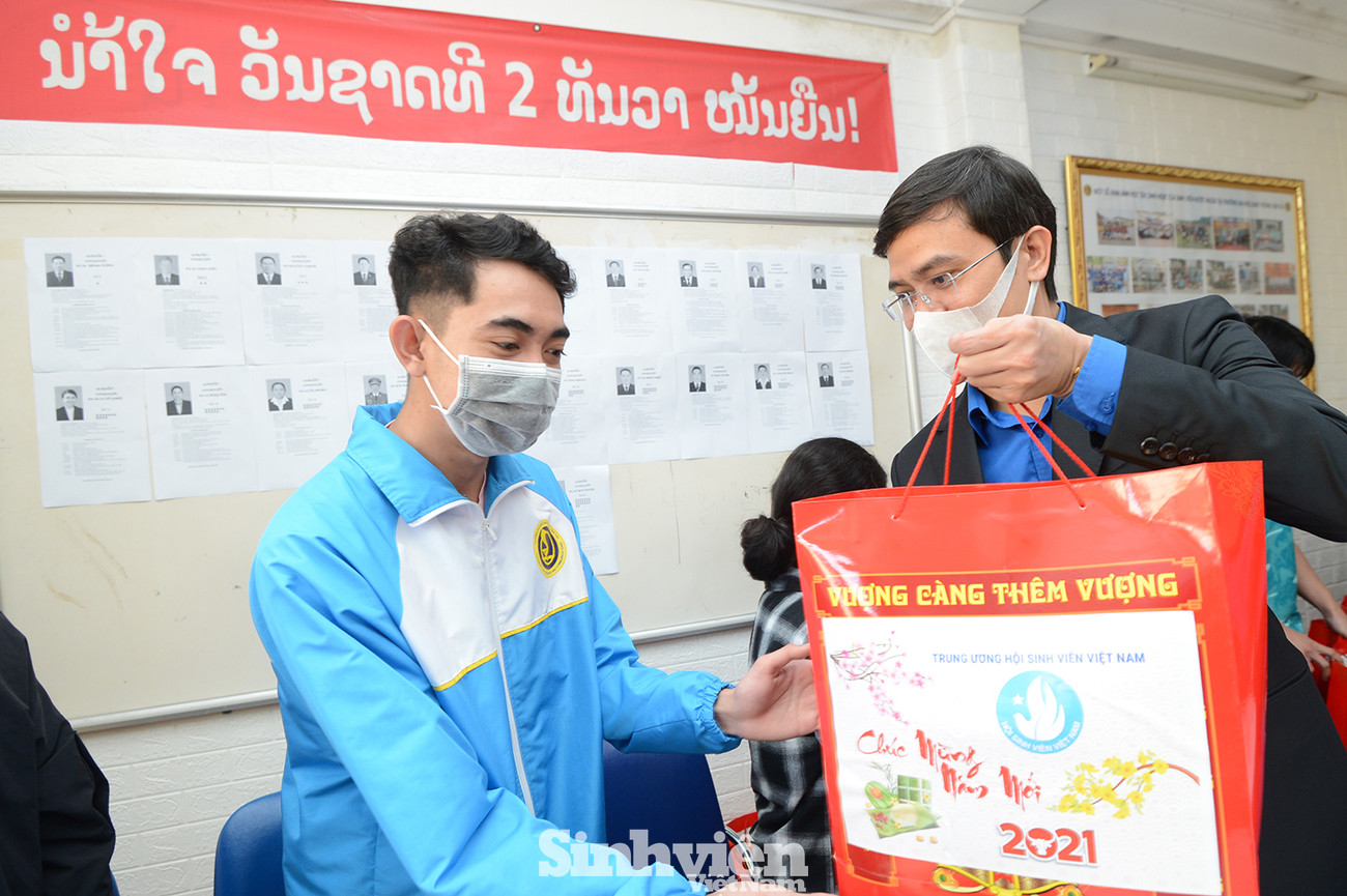 Tại buổi gặp gỡ, T.Ư Hội Sinh viên Việt Nam đã tặng 72 suất quà Tết (Bánh kẹo, bánh chưng, và “lì xì”) cho lưu học sinh Lào, đang học tập tại trường ĐH Giao thông Vận tải. T.Ư Hội Sinh viên thăm và tặng quà lưu học sinh Lào nhân dịp Tết Tân Sửu 2021 ảnh 1