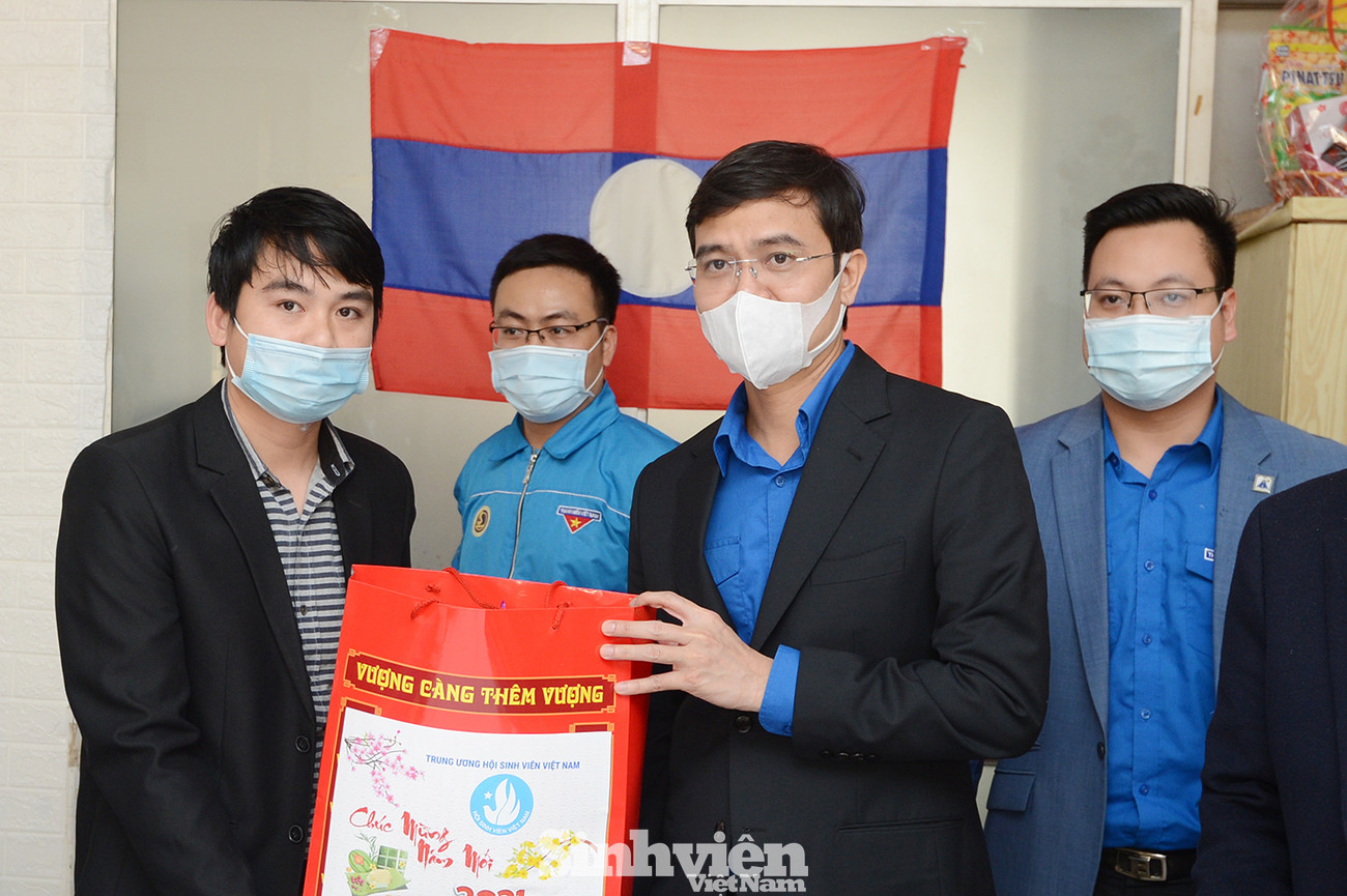 Đại diện T.Ư Hội Sinh viên Việt Nam, Thành Đoàn Hà Nội, BGH trường ĐH Giao thông Vận tải thăm tặng quà lưu học sinh Lào. T.Ư Hội Sinh viên thăm và tặng quà lưu học sinh Lào nhân dịp Tết Tân Sửu 2021 ảnh 3