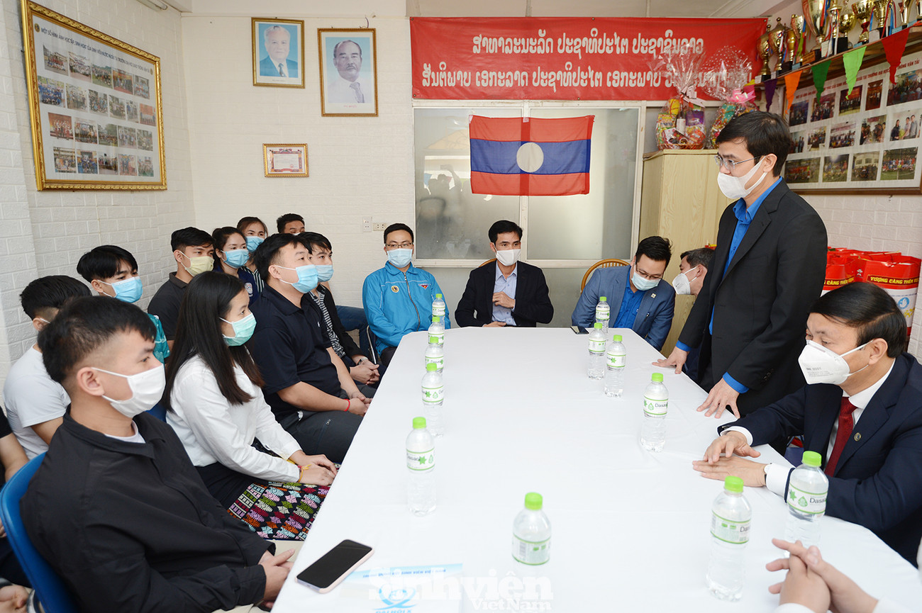 Nhân dịp này, anh Bùi Quang Huy, Chủ tịch T.Ư Hội Sinh viên Việt Nam đã gửi lời chúc may mắn, sức khỏe, hạnh phúc tới các em, đặc biệt là chúc các em luôn cố gắng học tập để đạt kết quả thật tốt. T.Ư Hội Sinh viên thăm và tặng quà lưu học sinh Lào nhân dịp Tết Tân Sửu 2021 ảnh 2
