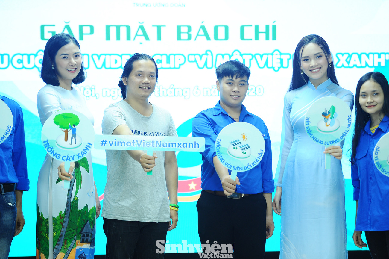Hoa hậu Ngọc Hân cùng các bạn trẻ tại Lễ phát động cuộc thi. Hoa hậu Ngọc Hân cùng các bạn trẻ hưởng ứng "Vì một Việt Nam xanh" ảnh 2