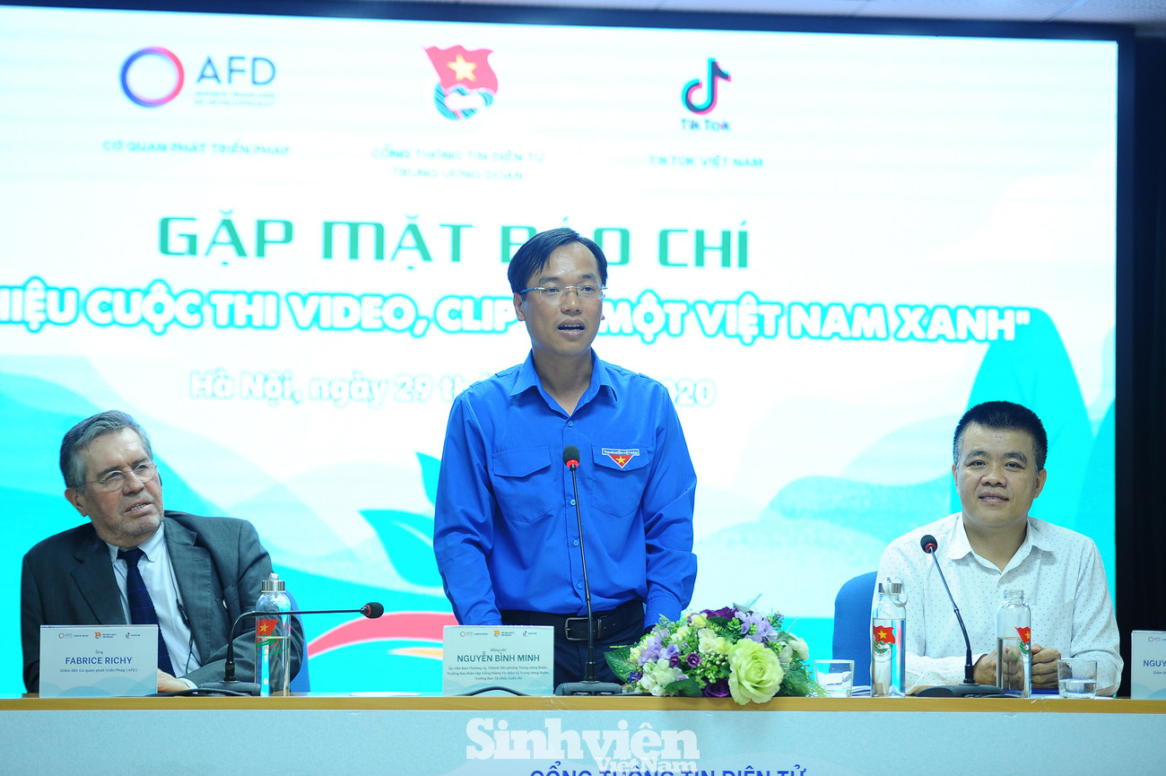 Anh Nguyễn Bình Minh, Chánh Văn phòng T.Ư Đoàn, Trưởng Ban Tổ chức cuộc thi chia sẻ tại Lễ phát động. Hoa hậu Ngọc Hân cùng các bạn trẻ hưởng ứng "Vì một Việt Nam xanh" ảnh 1