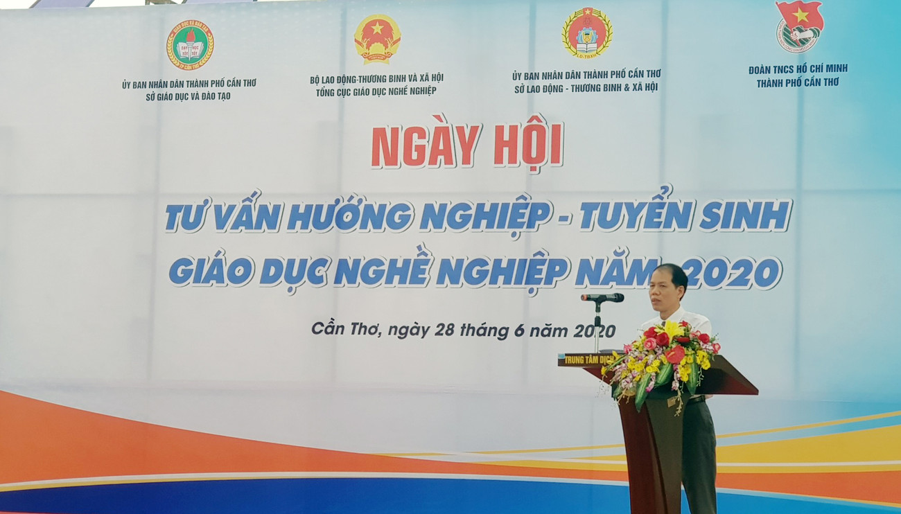 Ông Đỗ Năng Khánh, Phó Tổng cục trưởng Tổng cục Giáo dục nghề nghiệp phát biểu khai mạc ngày hội. Sôi động Ngày hội Tư vấn hướng nghiệp dành cho học sinh ảnh 2