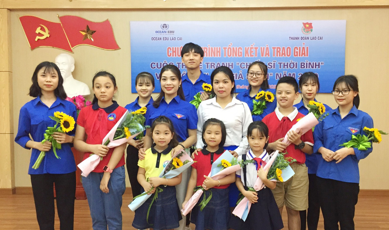 Đại diện Ban Tổ chức cuộc thi trao giải cho các thí sinh đoạt giải. Tổng kết, trao giải cuộc thi “Sứ giả sách” năm 2020 và thi vẽ tranh “Chiến sĩ thời bình” ảnh 1