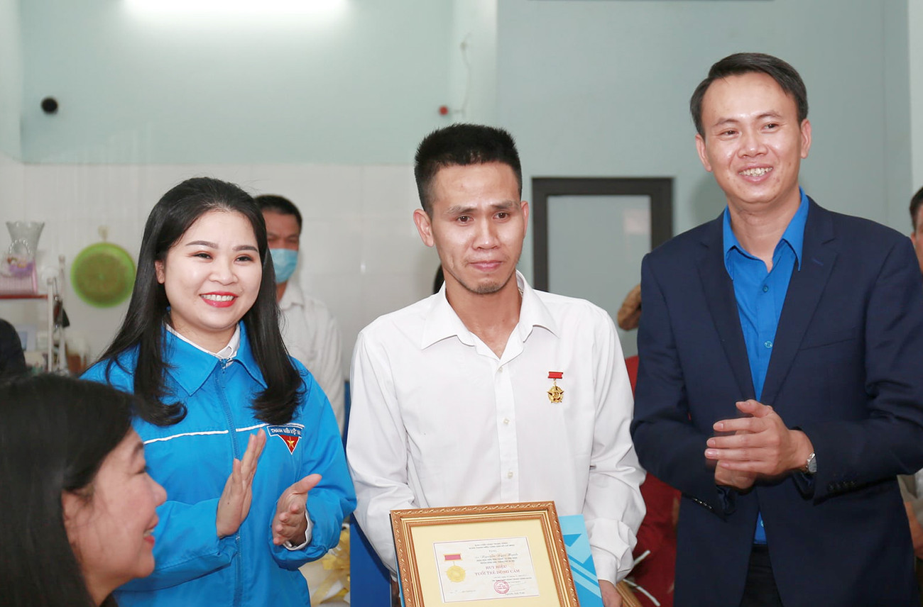 Đại diện T.Ư Đoàn, Thành Đoàn Hà Nội trao huy hiệu "Tuổi trẻ dũng cảm" cho người hùng cứu sống được cháu bé rơi từ chung cư. Tặng huy hiệu 'Tuổi trẻ dũng cảm' cho người hùng cứu sống em bé rơi từ chung cư ảnh 1