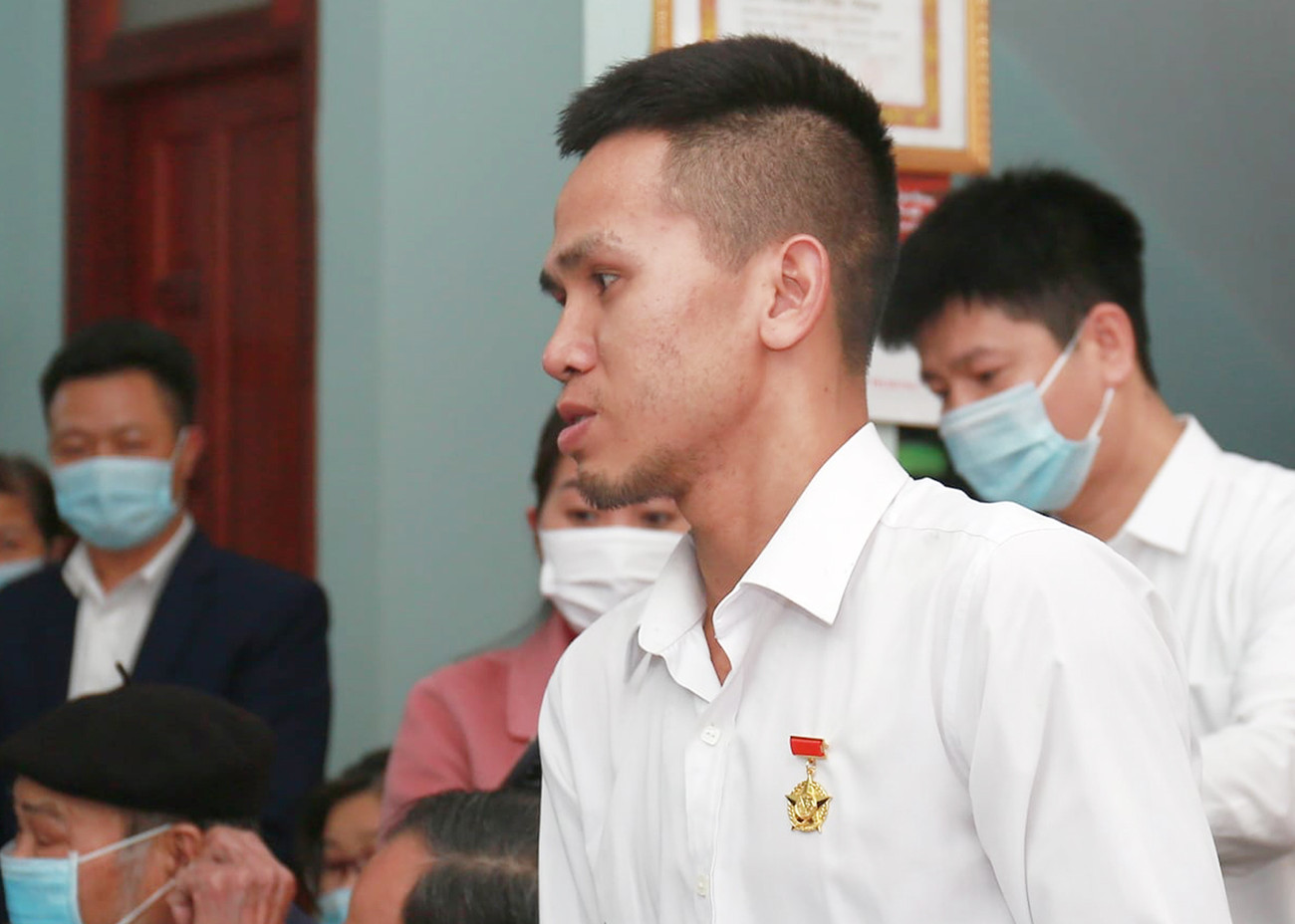 Chân dung người hùng cứu được cháu bé Nguyễn Ngọc Mạnh. Tặng huy hiệu 'Tuổi trẻ dũng cảm' cho người hùng cứu sống em bé rơi từ chung cư ảnh 2