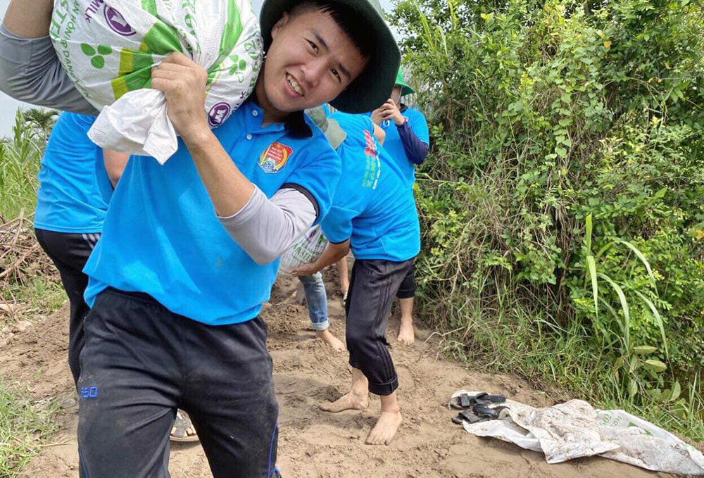 Dấu ấn màu áo xanh tình nguyện của trường ĐH Cảnh sát Nhân dân. Bí thư thứ nhất thăm, động viên chiến sỹ tình nguyện trong chiến dịch “Hành quân xanh” ảnh 2