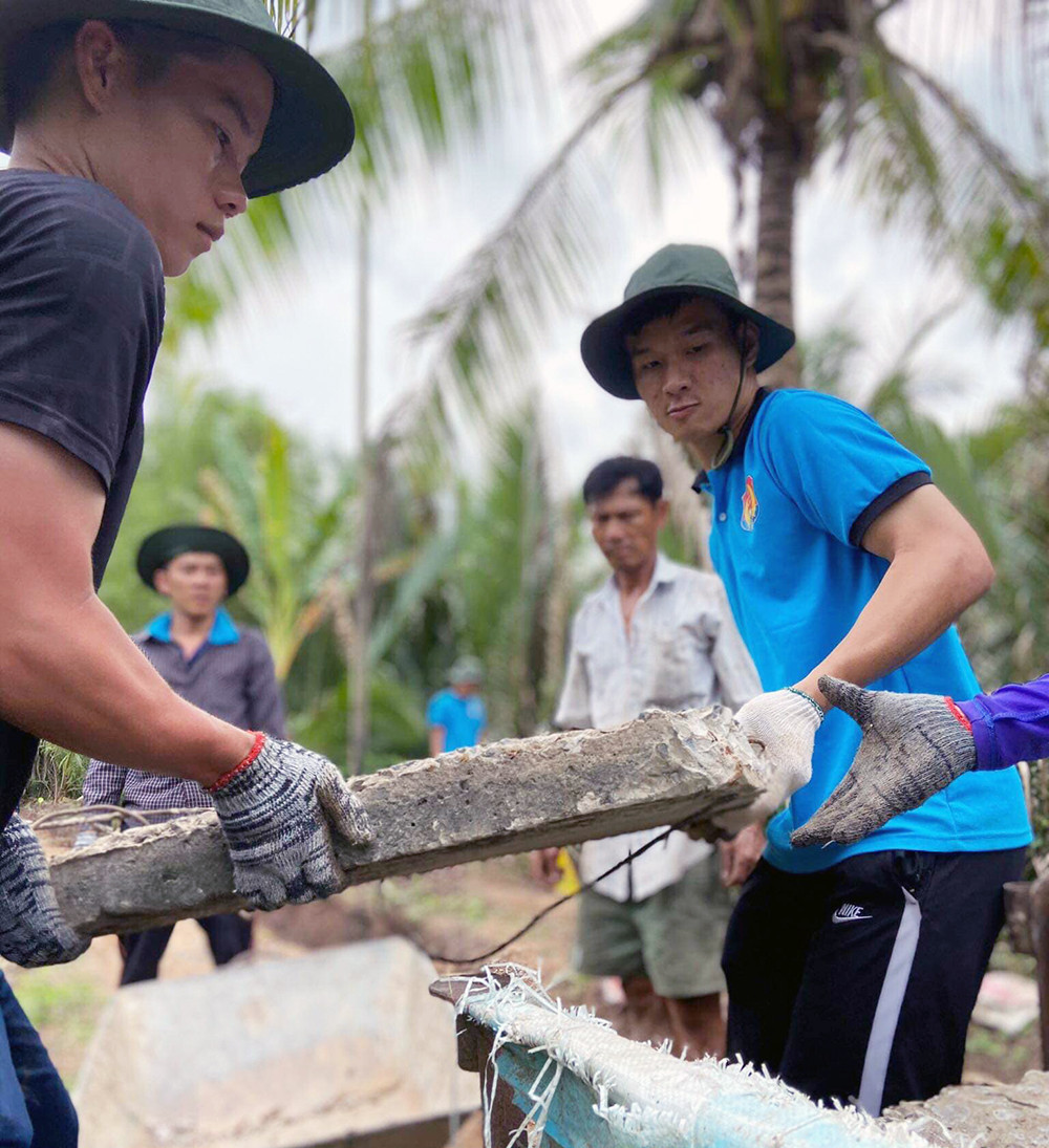 Chiến sỹ tình nguyện mùa hè xanh tham gia dọn dẹp vệ sinh môi trường, khu dân cư. Bí thư thứ nhất thăm, động viên chiến sỹ tình nguyện trong chiến dịch “Hành quân xanh” ảnh 4