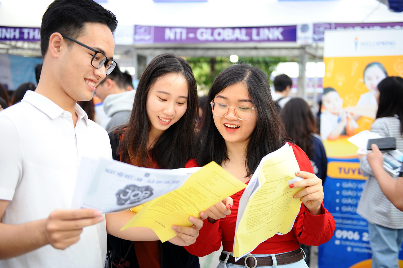 Sinh viên trường ĐH Ngoại Ngữ (ĐHQG Hà Nội) tham gia ngày hội việc làm 2020 của nhà trường tổ chức. Chiến dịch "10.000 việc làm vì cộng đồng, chống thất nghiệp mùa dịch" ảnh 1