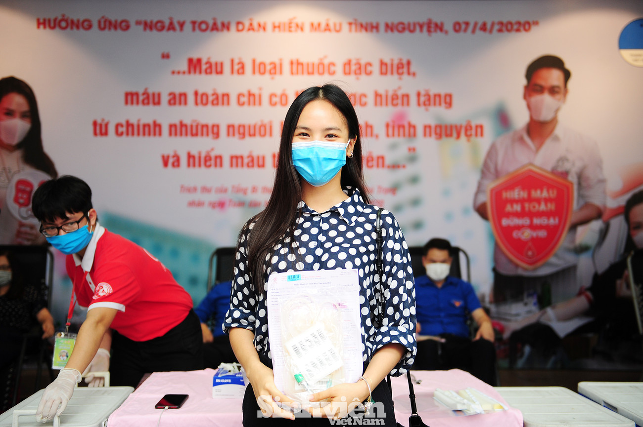 Miss Charm International Quỳnh Nga cùng hàng trăm bạn trẻ hiến máu mùa COVID-19. Các nghệ sĩ Lan Hương, Tự Long, Xuân Bắc cùng tham gia hiến máu mùa COVID-19 ảnh 3