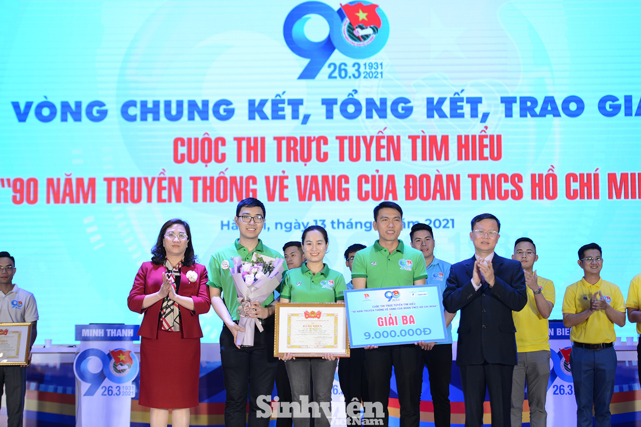 Đại diện Ban Tổ chức trao Giải Ba cho đội Minh Thanh. Lan tỏa những giá trị của tổ chức Đoàn tới đoàn viên thanh niên ảnh 5