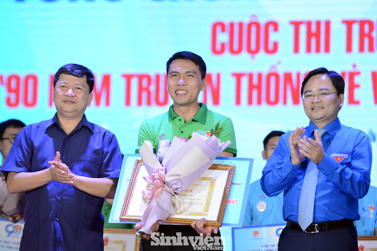 Ban Tổ chức trao giải cho thí sinh Cao Văn Nam, Giáo viên THPT Cái Bè, huyện Cái Bè, tỉnh Tiền Giang với số điểm 806 điểm sau 3 vòng thi thi Tuần, Bán kết, Chung kết giành giải thưởng xuất sắc nhất toàn quốc Cuộc thi. Lan tỏa những giá trị của tổ chức Đoàn tới đoàn viên thanh niên ảnh 2