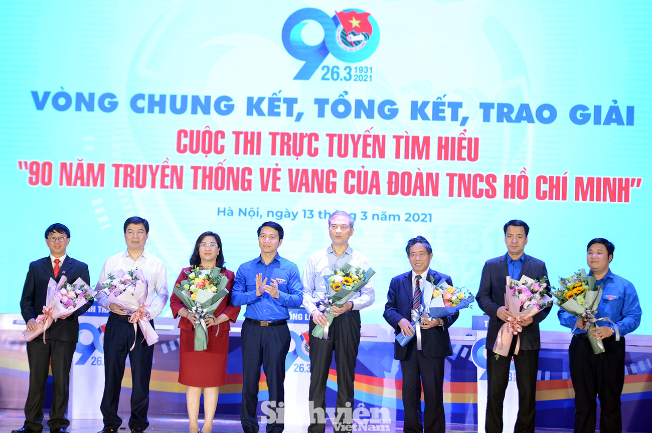 Anh Nguyễn Ngọc Lương, Bí thư T.Ư Đoàn, Chủ tịch Hội đồng đội T.Ư trao hoa cho thành viên Ban Giám khảo Vòng Chung kết Cuộc thi. Lan tỏa những giá trị của tổ chức Đoàn tới đoàn viên thanh niên ảnh 7