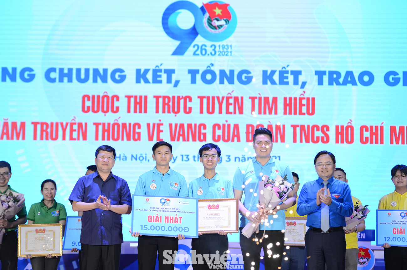 Anh Nguyễn Anh Tuấn, Ủy viên T.Ư Đảng, Bí thư thứ nhất T.Ư Đoàn và ông Tạ Văn Hạ, Ủy viên thường trực Ủy ban Văn hóa, Giáo dục, Thanh niên, Thiếu niên và Nhi đồng của Quốc hội trao Giải nhất cuộc thi cho đội Đồng Lộc. Lan tỏa những giá trị của tổ chức Đoàn tới đoàn viên thanh niên ảnh 1