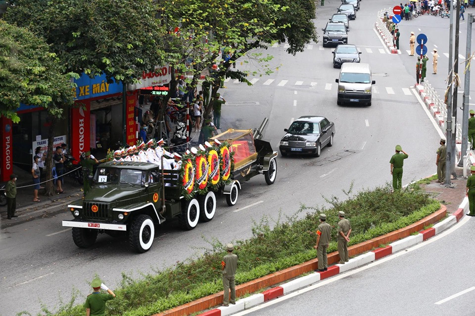 Cỗ linh xa lăn bánh trên đường phố Hà Nội ảnh 13