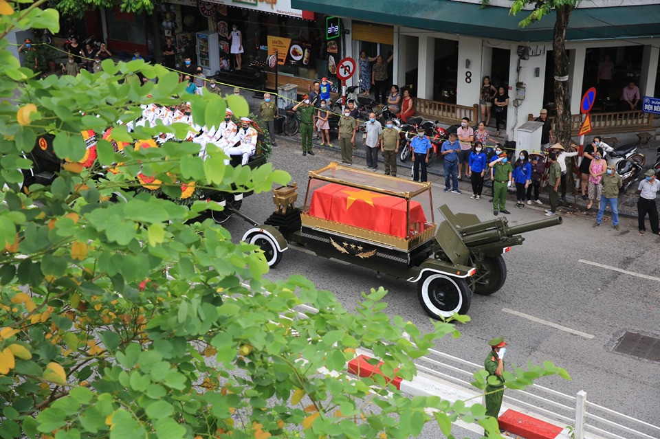 Cỗ linh xa lăn bánh trên đường phố Hà Nội ảnh 12