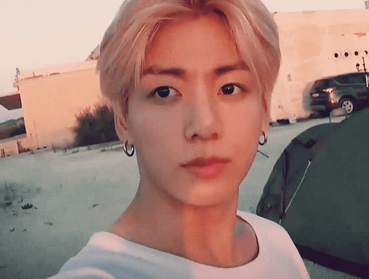 Sở hữu làn da trắng nên Jungkook để màu tóc nào cũng hợp. Dù không trang điểm thì vẻ ngoài này của Jungkook cũng đủ khiến fan không ngừng cảm thán vì quá đẹp. Đỉnh như Jungkook (BTS), đến mặt mộc cũng đẹp hết phần thiên hạ ảnh 2