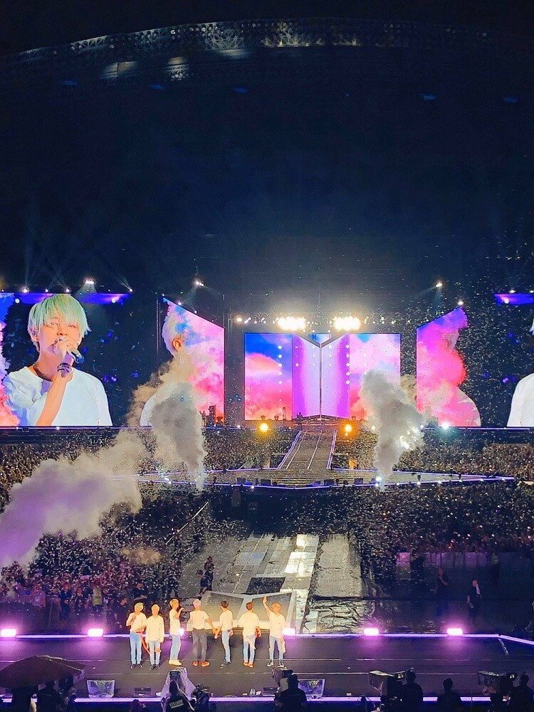 "Mọi chuyện rồi sẽ ổn. BTS và ARMY sẽ lại gặp nhau ở concert thôi mà". ARMY Việt rưng rưng nhớ lại concert cuối của BTS World Tour “Love Yourself” ở Bangkok ảnh 4