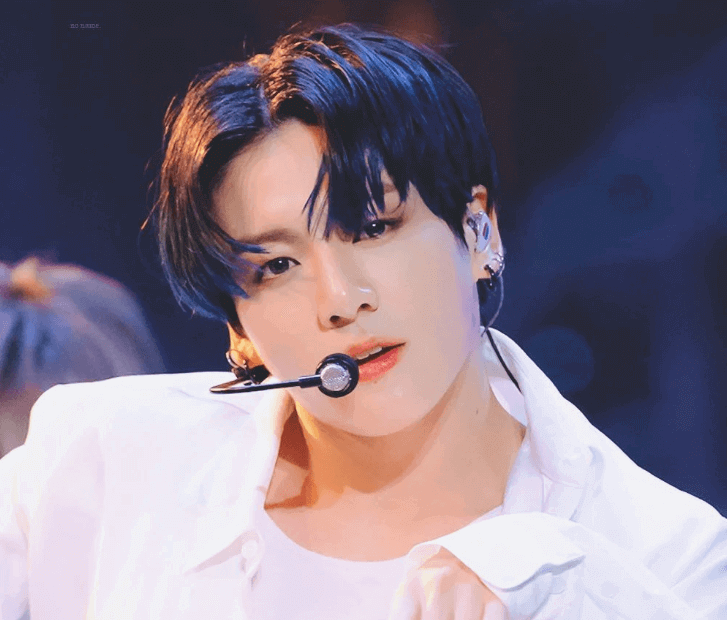 Jungkook đẹp lung linh trên sân khấu. Đỉnh như Jungkook (BTS), đến mặt mộc cũng đẹp hết phần thiên hạ ảnh 1