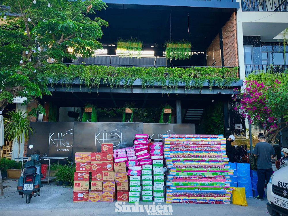 Rất nhiều phần quà được mang đến tận nơi cho sinh viên đang gặp khó khăn (Ảnh: Thành An) “Đà Nẵng đã cưu mang mình, giờ là lúc mình chia sẻ hoạn nạn, chiến đấu vì thành phố!“ ảnh 2