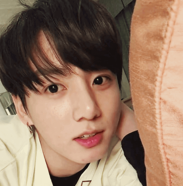 Thử tưởng tượng Jungkook nhìn bạn như thế này! Đỉnh như Jungkook (BTS), đến mặt mộc cũng đẹp hết phần thiên hạ ảnh 3