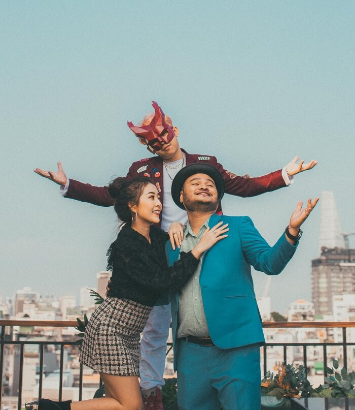 Theo chia sẻ từ Thái Vũ, đến hiện tại, tất cả các ca sĩ của TTeam đều sẽ giấu mặt khi xuất hiện trong MV, và đó cũng sẽ là một phong cách đặc trưng của TTeam trong thời gian tới. Thái Vũ FAPtv muốn trở thành “người xấu” và phản ứng của loạt sao Việt ảnh 1