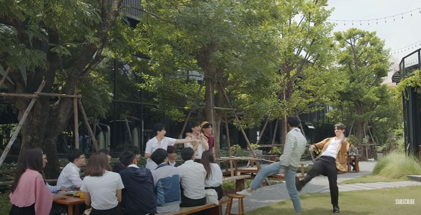 Và hội bạn thân… ai nấy lo đầy vui nhộn của cả hai Phần đặc biệt của “2gether The Series” vừa nhá hàng đã gây sốt, fan sớm gặp lại BrightWin ảnh 5