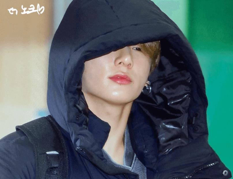 Các fan rất tò mò các bước chăm sóc da của Jungkook đấy, kaka. Đỉnh như Jungkook (BTS), đến mặt mộc cũng đẹp hết phần thiên hạ ảnh 10