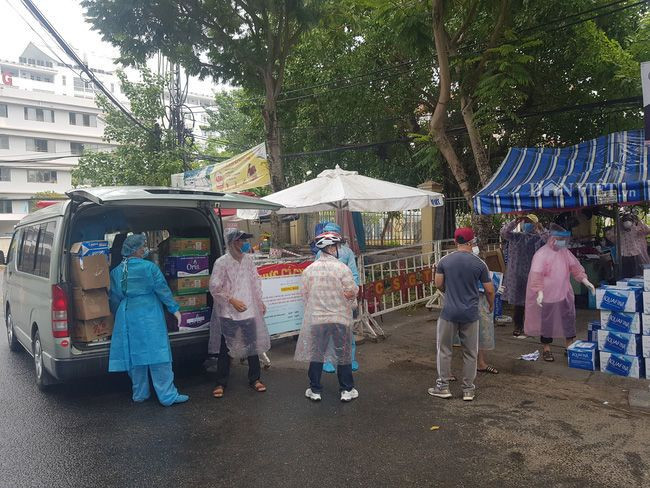 Mặc mưa gió cả ngày, những đoàn tiếp tế vẫn đều đặn hướng về bác sĩ, y tá và các bệnh nhân bên trong (Ảnh: Dân Việt) Người dân Đà Nẵng “Tiếp sức mùa dịch”, gửi quà cho tuyến đầu phòng chống COVID-19 ảnh 4