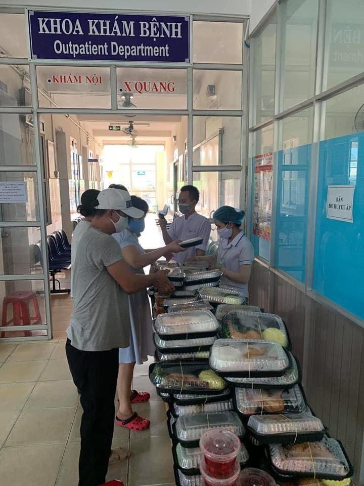 Những suất cơm đầy đủ, thơm ngon chính là tấm lòng của người ở ngoài cổ vũ bác sĩ, y tế bên trong khu cách ly (Ảnh: Page Đà Nẵng) Người dân Đà Nẵng “Tiếp sức mùa dịch”, gửi quà cho tuyến đầu phòng chống COVID-19 ảnh 3