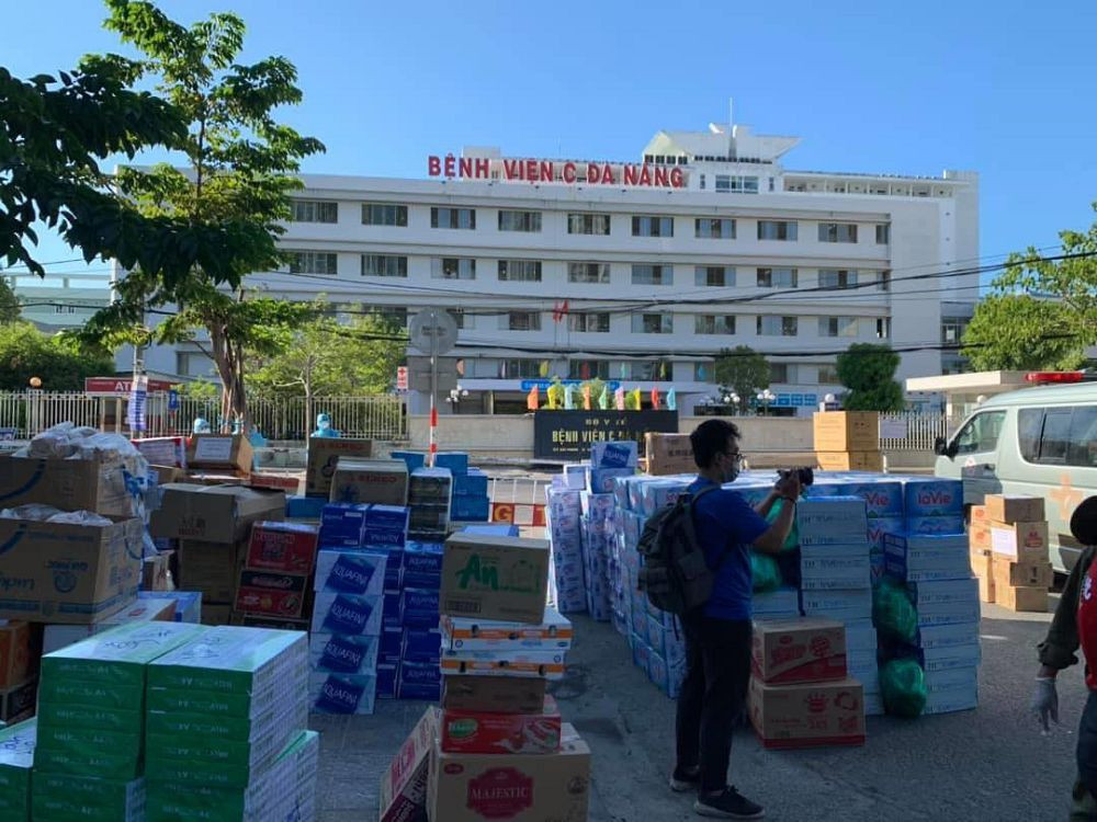 Mọi thứ đều được chuẩn bị sẵn sàng phía ngoài bệnh viện, đảm bảo người bên trong không bị thiếu bất kì thứ gì (Ảnh: Page Đà Nẵng) Người dân Đà Nẵng “Tiếp sức mùa dịch”, gửi quà cho tuyến đầu phòng chống COVID-19 ảnh 2