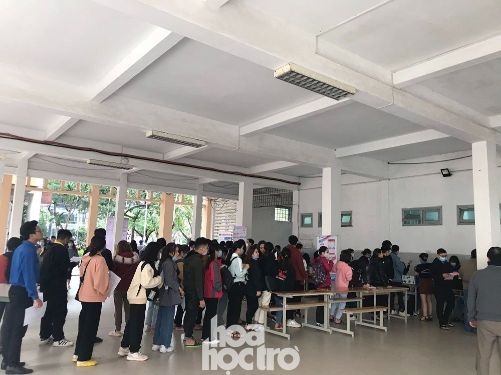 Dù trời lạnh, lại là cuối tuần nhưng các bạn sinh viên của trường ĐH Kinh tế - ĐH Đà Nẵng vẫn có mặt từ sáng sớm, xếp hàng đăng ký hiến máu. (Ảnh: Linh Linh) Chủ Nhật Đỏ: Sinh viên ĐH Đà Nẵng sưởi ấm ngày Đông lạnh bằng những giọt máu hồng ảnh 2