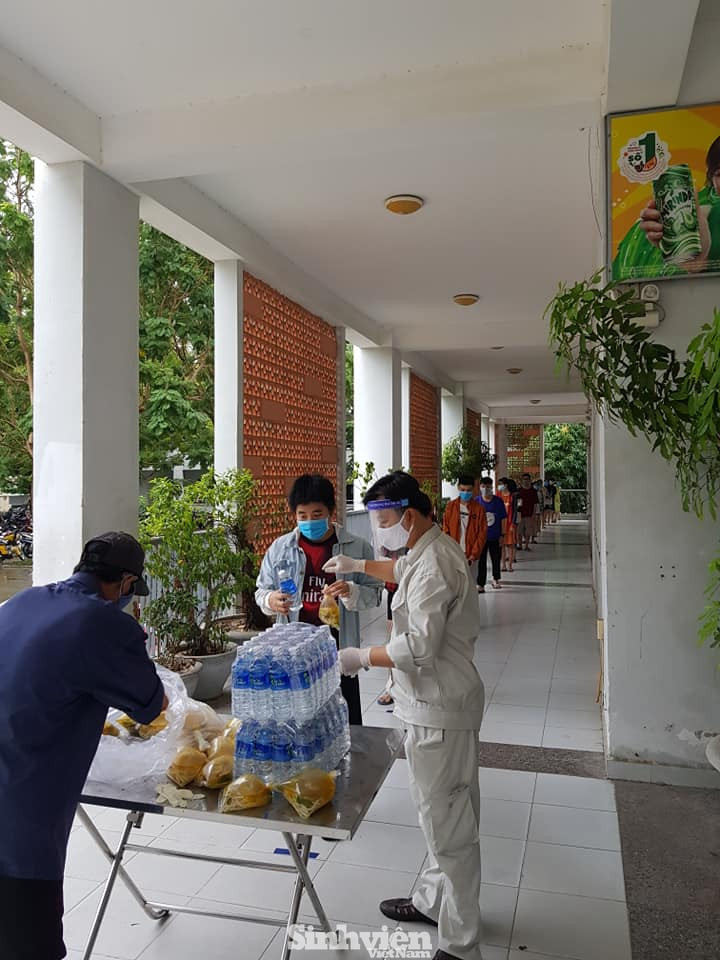 Các bạn sinh viên ở ký túc xá xếp hàng nhận thức ăn, nước uống hỗ trợ- Ảnh: Fanpage Trường nhà KTX phía Đông “Đà Nẵng đã cưu mang mình, giờ là lúc mình chia sẻ hoạn nạn, chiến đấu vì thành phố!“ ảnh 4